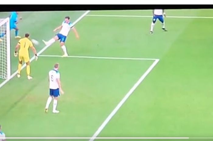 Harry Maguire membuang bola di dekat gawang timnya sendiri dalam duel timnas Italia vs Inggris pada ajang UEFA Nations League di San Siro (23/9/2022).