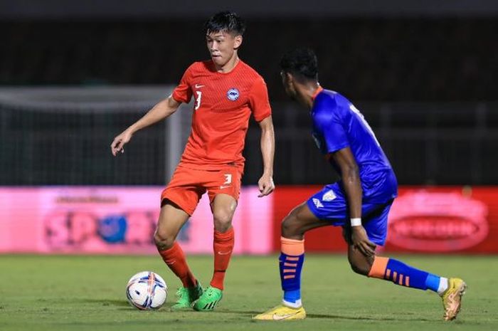 Pemain Timnas Singapura, Joshua Peraira, mendapat pengawalan dari pemain Timnas India di laga uji coba, Sabtu (24/9/2022).