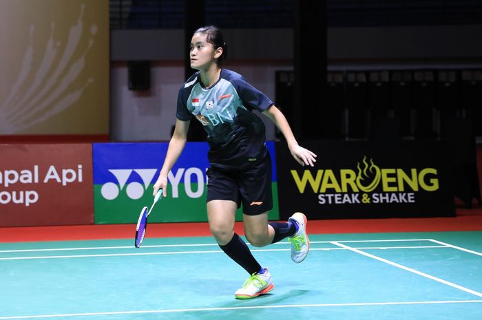 Pebulu tangkis tunggal putri Stephanie Widjaja pada pertandingan semifinal turnamen bulutangkis Kapal Api Indonesia International Series 2022 yang dihelat  di GOR Among Raga, Yogyakarta, Sabtu (24/9/2022)