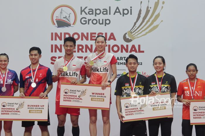 Pasangan ganda campuran Indonesia, Moh Reza Pahlevi Isfahani/Melati Daeva Oktavianti, dan Dejan Ferdinansyah/Gloria Emanuelle Widjaja, berdiri di atas podium setelah final Indonesia International Series 2022 di GOR Amongrogo, Yogyakarta, 25 September 2022.