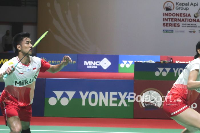 Aksi Pasangan ganda campuran Indonesia,  Dejan Ferdinansyah/Gloria Emanuelle Widjaja, saat final Indonesia International Series 2022 di GOR Amongrogo, Yogyakarta, 25 September 2022.