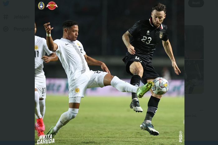 Gelandang Timnas Indonesia Marc Klok bersaing dengan pemain Curacao dalam FIFA Matchday di Stadion Gelora Bandung Lautan Api, Kota Bandung, Sabtu (24/9/2022).