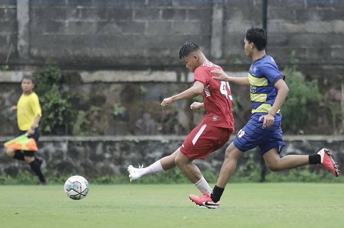 Striker Hokky Caraka saat berlatih bersama tim PSS Sleman di Lapangan Pakembinangun, Sleman, Jumat (23/9/2022) sore