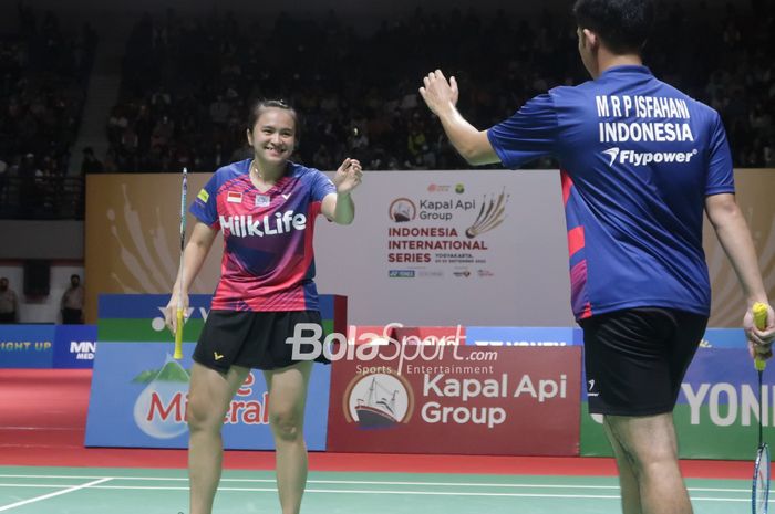 Pasangan ganda campuran Indonesia, Moh Reza Pahlevi Isfahani/Melati Daeva Oktavianti, saat final Indonesia International Series 2022 di GOR Amongrogo, Yogyakarta, 25 September 2022.