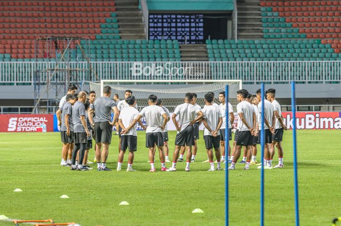 Skuat timnas Indonesia (skuad timnas Indonesia) sedang melakukan briefing saat berlatih di Stadion Pakansari, Bogor, Jawa Barat, 26 September 2022.