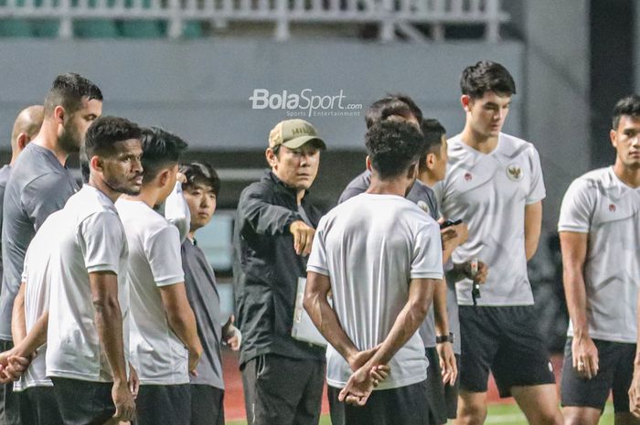 Pelatih timnas Indonesia, Shin Tae-yong (tengah), sedang memberikan intruksi kepada para pemainnya di Stadion Pakansari, Bogor, Jawa Barat, 26 September 2022.