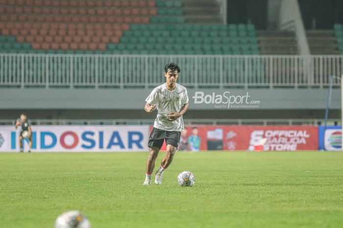 Bek sayap kiri timnas Indonesia, Pratama Arhan, sedang menguasai bola saat berlatih di Stadion Pakansari, Bogor, Jawa Barat, 26 September 2022.