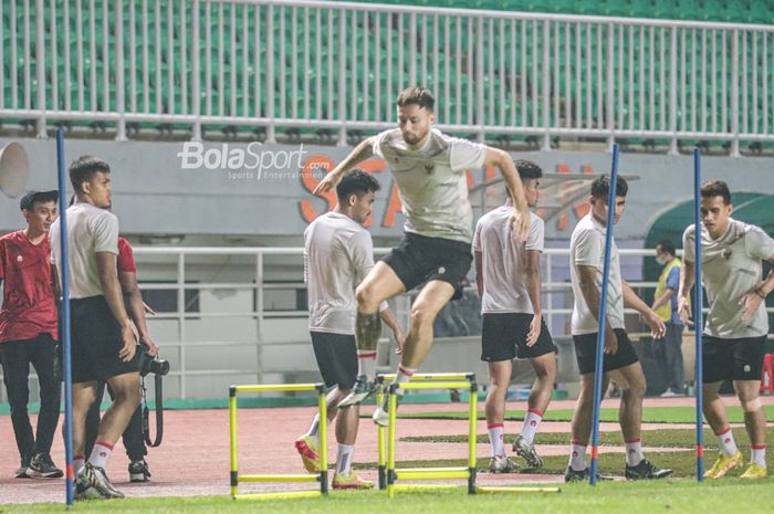 Gelandang timnas Indonesia, Marc Klok (tengah), sedang melakukan pemanasan saat berlatih di Stadion Pakansari, Bogor, Jawa Barat, 26 September 2022.