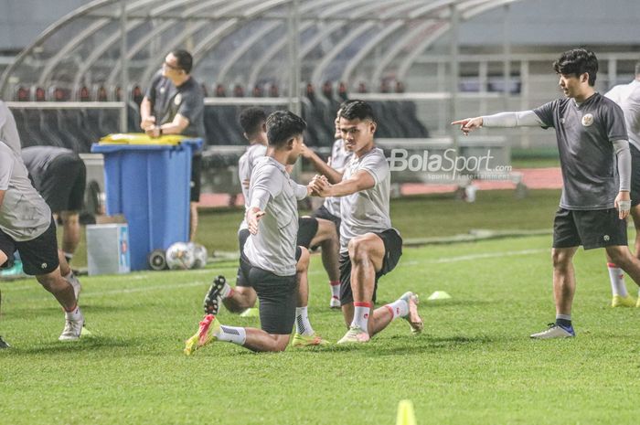 Penyerang timnas Indonesia, Dimas Drajad (kanan), sedang melakukan pemanasan saat berlatih di Stadion Pakansari, Bogor, Jawa Barat, 26 September 2022.