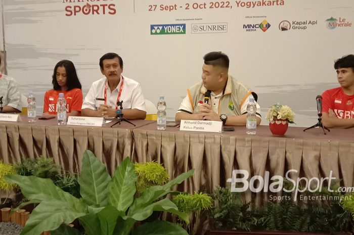 Konferensi pers Indonesia International Challenge 2022 bersama pebulu tangkis tunggal putri Mutiara Ayu Puspitasari (2 dari kiri) dan tunggal putra Ikhsan Leonardo Imanuel Rumbay (paling kanan) di Hotel Viktoria, Yogyakarta, 26 September 2022. 