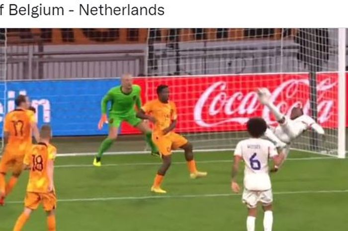 Dalam usia 38 tahun, Remko Pasveer sukses membuat timnas Belanda tak kebobolan di UEFA Nations League. Pasveer senang tendangan salto Belgia kena tiang.