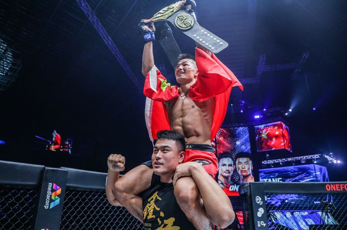 Tang Kai, Juara Dunia ONE Featherweight asal China.