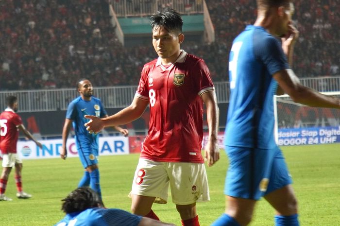 Sikap sportif yang ditunjukkan oleh pemain timnas Indonesia, Witan Sulaeman, saat Egy Maulana Vikri ditahan oleh pemain Curacao dalam laga FIFA Matchday, Selasa (27/9/2022) di Stadion Pakansari.