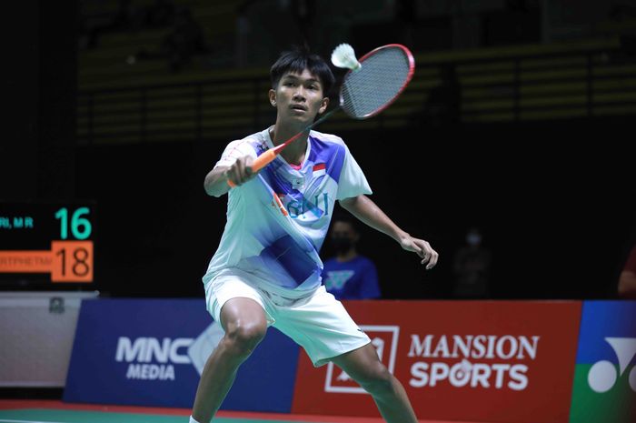 Tunggal putra Indonesia, Muhammad Reza Al Fajri, saat tampil pada babak 64 besar Indonesia International Challenge 2022 di GOR Among Raga, Yogyakarta, Selasa (27/9/2022).  Reza menang rubber game dengan skor 18-21, 21-19, 21-12 dalam laga yang berlangsung di GOR Among Raga, Yogyakarta, Selasa (27/9).  