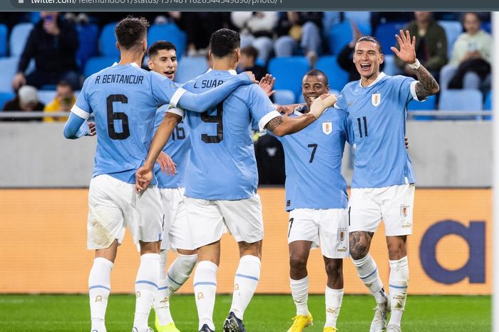 Darwin Nunez disambut rekan-rekannya usai mencetak gol pembuka Uruguay ke gawang Kanada pada laga uji coba di Stadion Nasional, Bratislava, Slovakia, Selasa (27/9/2022) malam WIB.