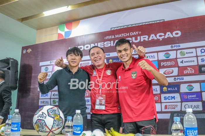 Ketua Umum PSSI, Mochamad Iriawan (tengah), nampak memeluk Shin Tae-yong (kiri) selaku pelatih timnas Indonesia dan pemainnya bernama Rachmat Irianto (kanan) di Stadion Pakansari, Bogor, Jawa Barat, 27 September 2022.