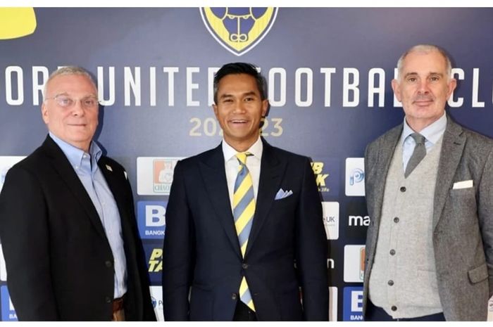 Anindya Bakrie saat berfoto dengan jajaran klub Oxford United.