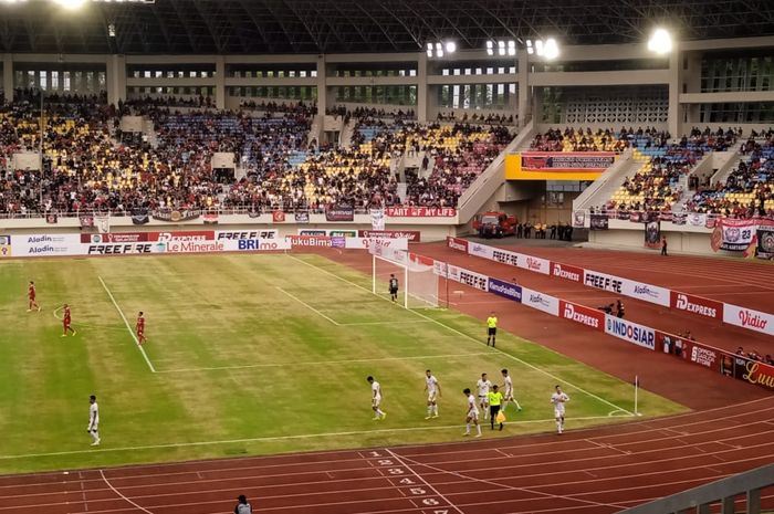 Suasana pertandingan laga ke-11 Liga 1 2022-2023 antara Persis Solo melawan PSM Makassar di Stadion Manahan, Solo, Kamis (29/9/2022).