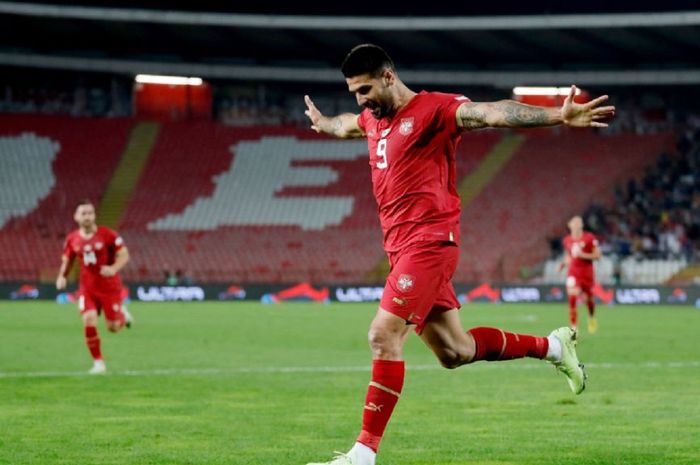 Aleksandar Mitrovic merayakan gol dalam laga Serbia kontra Swedia di UEFA Nations League, Minggu (25/9/2022).