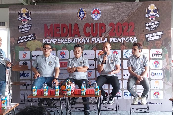 Konferensi Pers Media Cup 2022 (dari kiri), Ketua Pelaksana, Abdul Aziz, Deputi IV, Chandra Bakti, Legenda timnas Indonesia, Kurniawan Dwi, dan (kanan) Ketua PSSI Pers, Randy Prasetya.