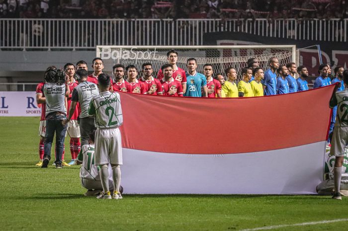 Skuat timnas Indonesia/skuad timnas Indonesia sedang menyanyikan lagu kebangsaan saat bertanding di Stadion Pakansari, Bogor, Jawa Barat, 27 September 2022.