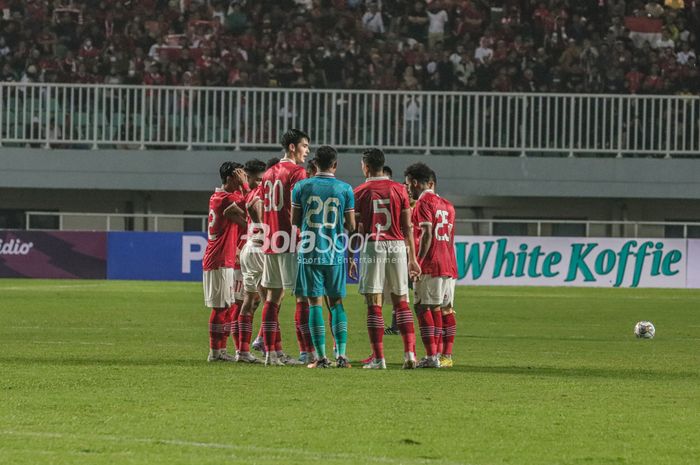 Skuat timnas Indonesia (skuad timnas Indonesia) tampak sedang melakukan briefing jelang bertanding di Stadion Pakansari, Bogor, Jawa Barat, 27 September 2022.