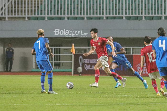 Bek timnas Indonesia, Elkan Baggott, sedang menguasai bola ketika bertanding di Stadion Pakansari, Bogor, Jawa Barat, 27 September 2022.