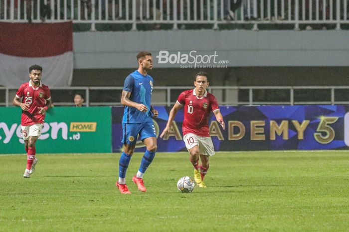 Pemain timnas Indonesia, Egy Maulana Vikri (kanan), sedang membayangi lawannya dalam perebutan bola ketika bertanding di Stadion Pakansari, Bogor, Jawa Barat, 27 September 2022.