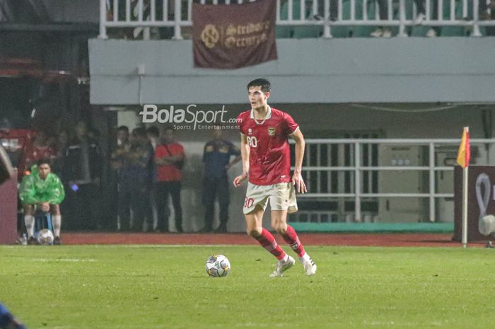 Bek timnas Indonesia, Elkan Baggott, sedang menguasai bola ketika bertanding di Stadion Pakansari, Bogor, Jawa Barat, 27 September 2022.