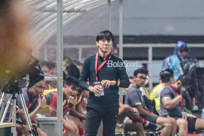 Pelatih timnas Indonesia, Shin Tae-yong, nampak sedang memantau para pemainnya saat bertanding di Stadion Pakansari, Bogor, Jawa Barat, 27 September 2022.