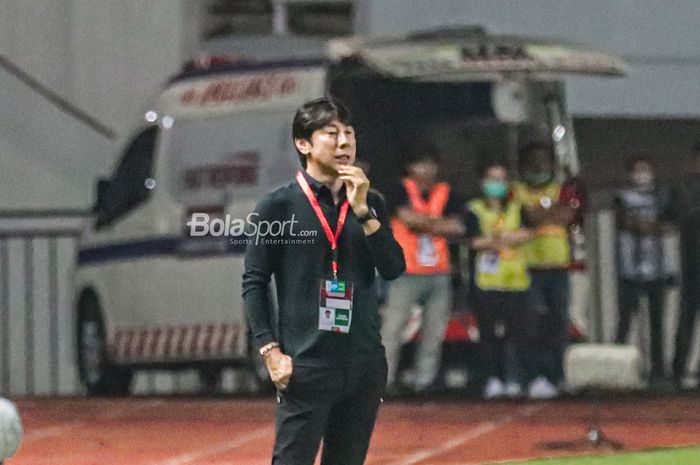 Pelatih timnas Indonesia, Shin Tae-yong, nampak sedang memantau para pemainnya saat bertanding di Stadion Pakansari, Bogor, Jawa Barat, 27 September 2022.