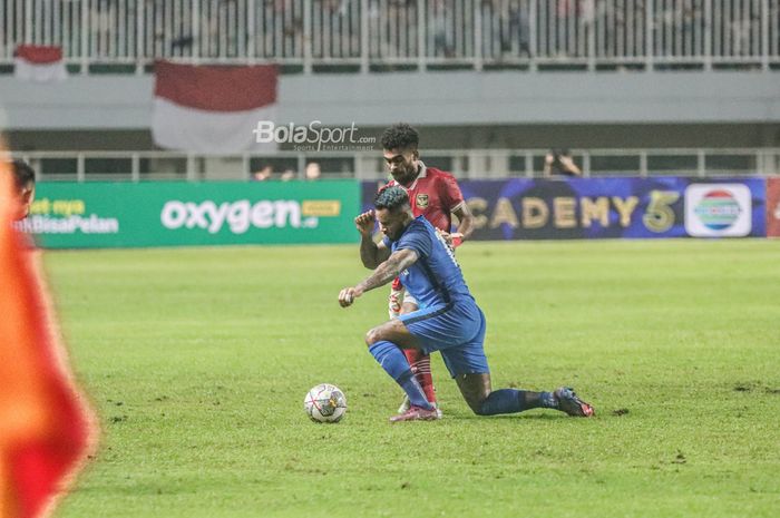 Pemain timnas Indonesia, Yakob Sayuri (kanan), sedang berebut bola dengan salah satu pemain timnas Curacao saat bertanding di Stadion Pakansari, Bogor, Jawa Barat, 27 September 2022.