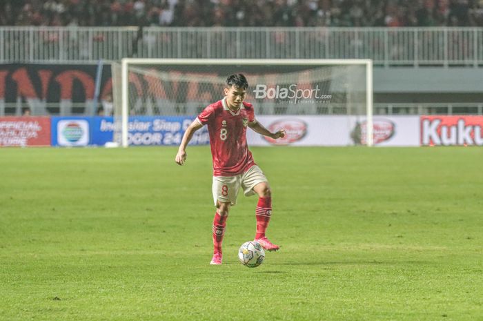 Pemain timnas Indonesia, Witan Sulaeman, sedang menguasai bola ketika bertanding di Stadion Pakansari, Bogor, Jawa Barat, 27 September 2022.