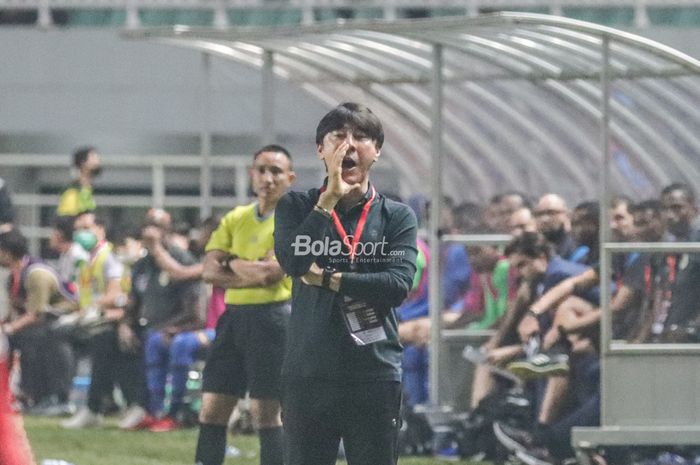 Pelatih timnas Indonesia, Shin Tae-yong, nampak sedang memberikan intruksi kepada para pemainnya saat bertanding di Stadion Pakansari, Bogor, Jawa Barat, 27 September 2022.