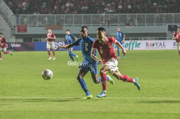 Striker timnas Indonesia, Dimas Drajad (kanan), sedang berebut mengejar bola ketika bertanding di Stadion Pakansari, Bogor, Jawa Barat, 27 September 2022.