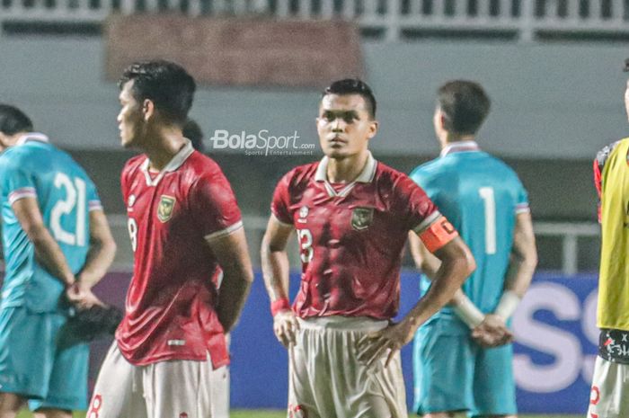 Pemain timnas Indonesia, Rachmat Irianto, nampak sedang berdiri di tengah lapangan sesuai bertanding di Stadion Pakansari, Bogor, Jawa Barat, 27 September 2022.