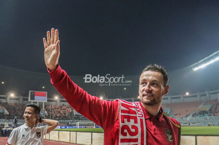 Gelandang timnas Indonesia, Marc Klok, nampak menyapa para suporter di Stadion Pakansari, Bogor, Jawa Barat, 27 September 2022.