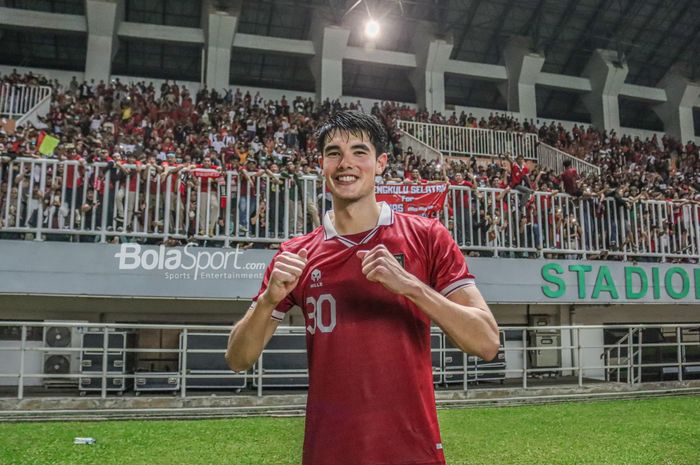 Bek timnas Indonesia, Elkan Baggott, nampak sumringah berpose dengan para suporter di Stadion Pakansari, Bogor, Jawa Barat, 27 September 2022.