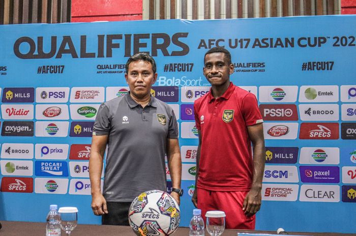 Pelatih timnas U-17 Indonesia, Bima Sakti (kiri), ditemani sang pemain bernama Iqbal Gwijangge (kanan) sedang berfoto bersama seusai jumpa pers nampak menghadiri sesi jumpa pers di Hotel Lorin, Bogor, Jawa Barat, 30 September 2022.