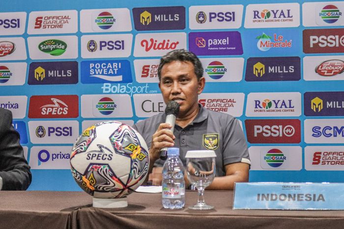 Pelatih timnas U-17 Indonesia, Bima Sakti, sedang memberikan keterangan kepada awak media di Hotel Lorin, Bogor, Jawa Barat, 30 September 2022.