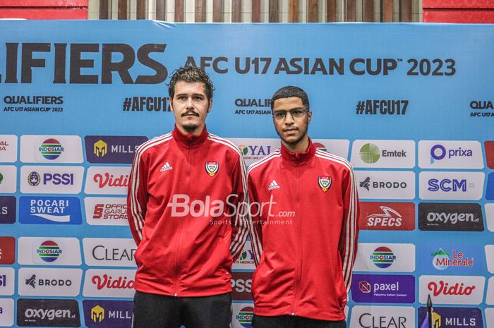 Pelatih timnas U-17 Uni Emirat Arab (UEA), Alberto Gonzalez (kiri), sedang berfoto bersama dengan sang pemain bernama Abdalla Ahmed (kanan) seusai jumpa pers di Hotel Lorin, Bogor, Jawa Barat, 30 September 2022.