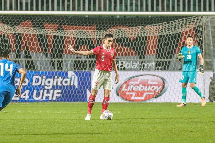 Bek timnas Indonesia, Rizky Ridho, sedang menguasai bola ketika bertanding di Stadion Pakansari, Bogor, Jawa Barat, 27 September 2022.