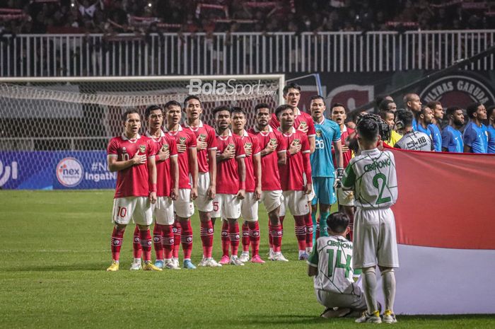 Skuat timnas Indonesia/skuad timnas Indonesia sedang menyanyikan lagu kebangsaan saat bertanding di Stadion Pakansari, Bogor, Jawa Barat, 27 September 2022.