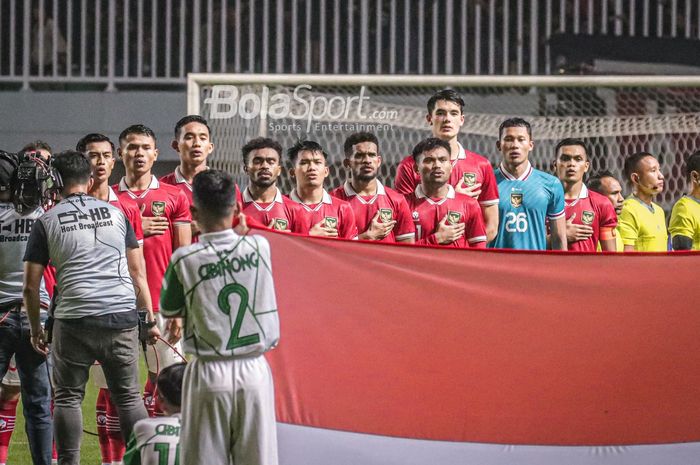 Skuat timnas Indonesia/skuad timnas Indonesia sedang menyanyikan lagu kebangsaan saat bertanding di Stadion Pakansari, Bogor, Jawa Barat, 27 September 2022.