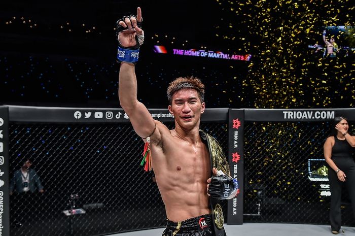 Tawanchai PK.Saenchai menjadi juara baru Muay Thai kelas bulu ONE Championship setelah mengalahkan Petchmorakot Petchyindee di ONE 161, Kamis (29/9/2022) di Singapore Indoor Stadium.