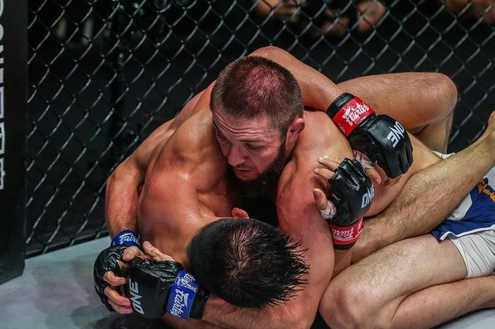 Jagoan ONE Championship murid Khabib Nurmagomedov, Saygid Izagakhmaev, meraih kemenangan atas Zhang Lipeng di ONE 161, Kamis (29/9/2022) di Singapore Indoor Stadium.