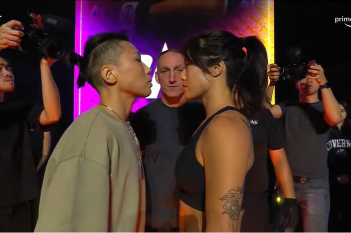 Face off Xiong Jingnan dan Angela Lee dalam sesi timbang badan ONE Fight Night 2, Jumat (30/9/2022) di Singapura.