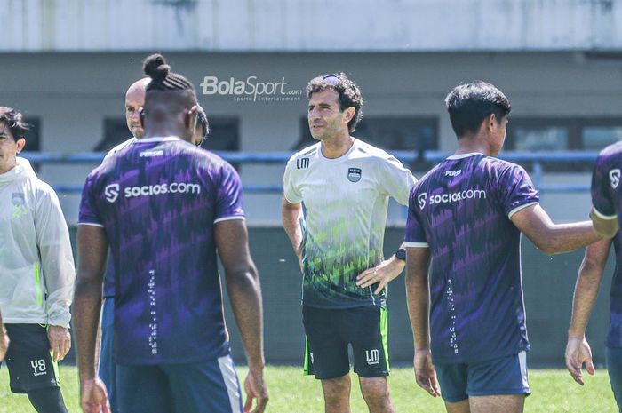 Pelatih Persib Bandung, Luis Milla, nampak sedang memantau para pemainnya berlatih di Stadion Gelora Bandung Lautan Api, Jawa Barat, 1 Oktober 2022.