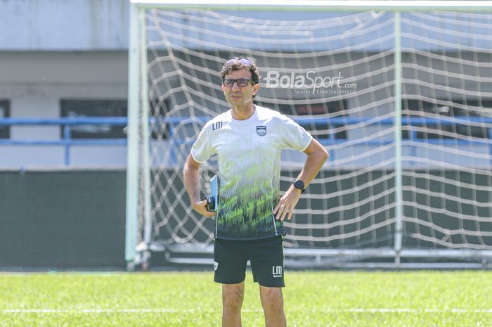 Pelatih Persib Bandung, Luis Milla, nampak sedang memantau para pemainnya berlatih di Stadion Gelora Bandung Lautan Api, Jawa Barat, 1 Oktober 2022.