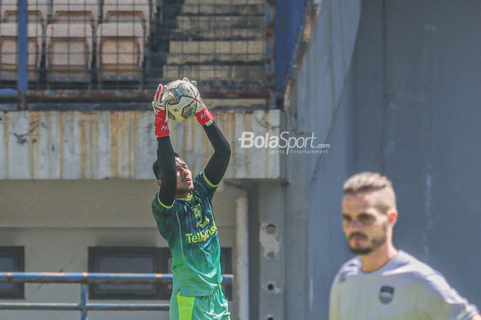 Kiper Persib Bandung, Teja Paku Alam, sedang menangkap bola saat berlatih di Stadion Gelora Bandung Lautan Api, Jawa Barat, 1 Oktober 2022.